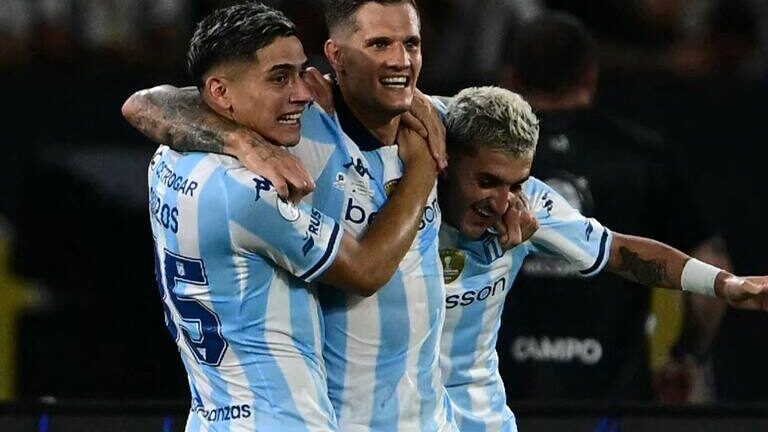 Racing goleó a Colo Colo