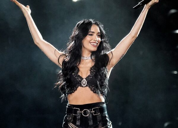 Fanáticos ya acampan, a diez días del show de Lali