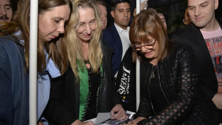 Bullrich firmó su afiliación a la Libertad Avanza