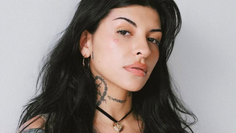 Cazzu estrena video y deslumbra