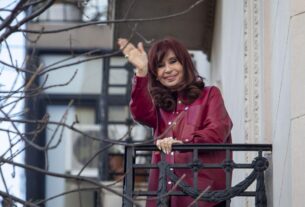 Cristina salió otra vez a saludar desde su balcón