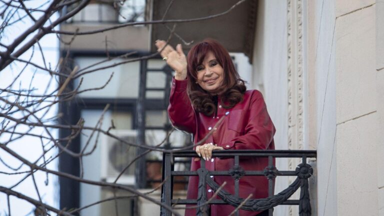 Cristina salió otra vez a saludar desde su balcón