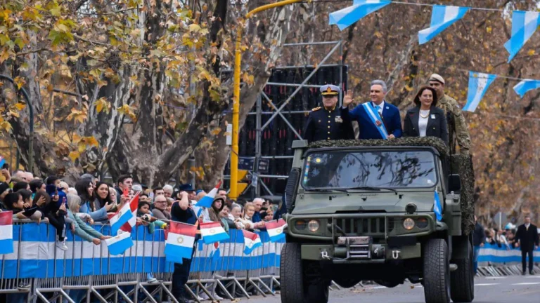 Martín Llaryora encabezó el acto central por el Día de la Independencia en Colonia Caroya