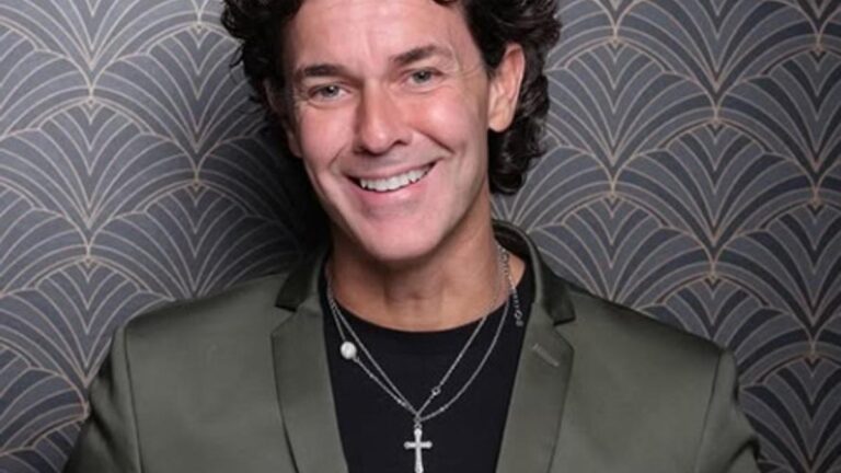 Mariano Martínez fue visto muy animado, cerca de una cantante
