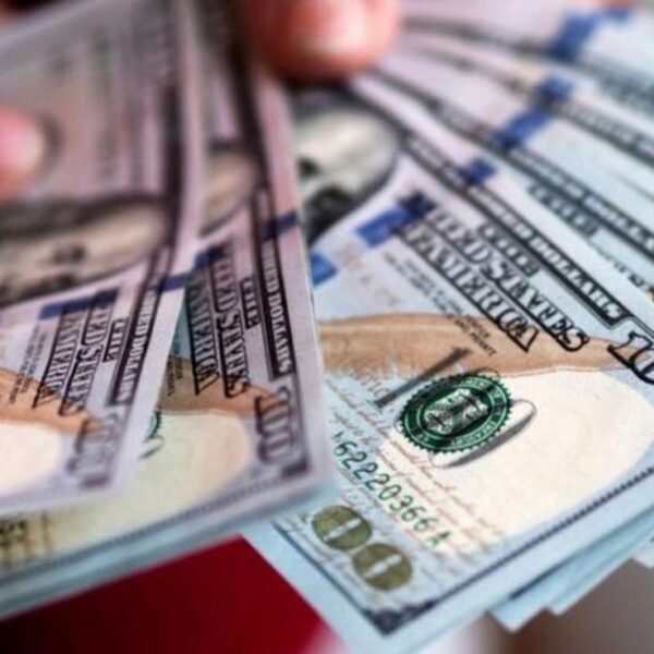 El dólar oficial se desploma